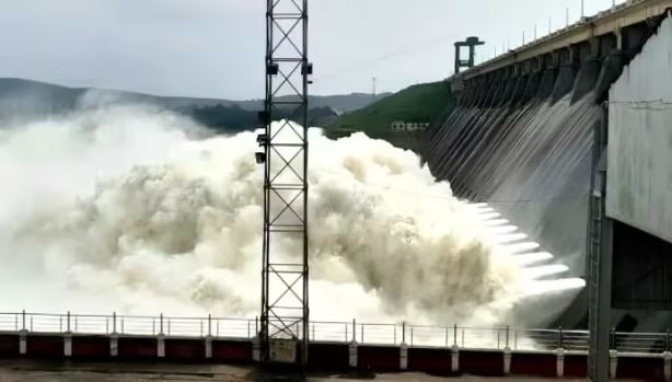 ओडिशा: हीराकुद बांध से महानदी में छोड़ा गया पानी, कई जिलों में मंडराया बाढ़ का खतर