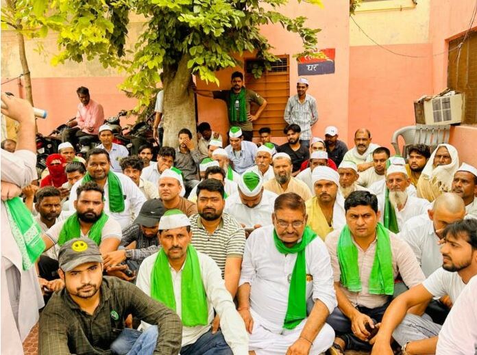 मुजफ्फरनगर: गांधी कालोनी चौकी प्रभारी पर अभद्रता का आरोप, किया धरना-प्रदर्शन