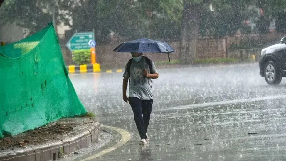 कई राज्यों में बाढ़ से तबाही, दिल्ली में उमस ने बढ़ाई बेचैनी, कब बरसेंगे बादल?