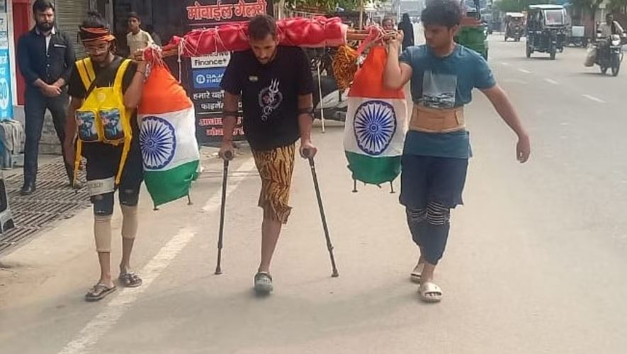 61 लीटर गंगा जल की कांवड़ लेकर मुजफ्फरनगर पहुंचा दिव्यांग मोहित गुर्जर