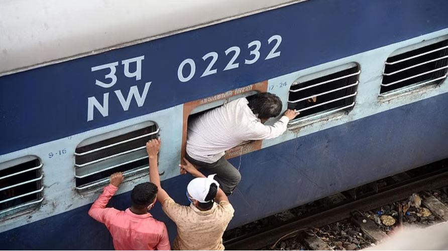 ट्रेन में मचा तांडव: सो रहे यात्रियों पर गिरी गर्म चाय, भगदड़ में दो की मौत