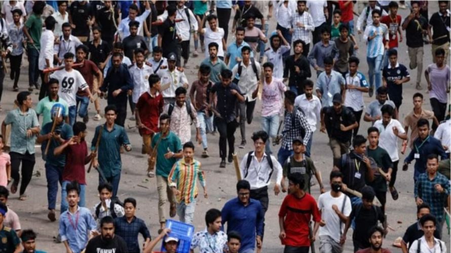 'यात्रा करने से बचें', बांग्लादेश में भड़की हिंसा को देखते हुए भारतीय उच्चायोग ने जारी की एडवाइजरी