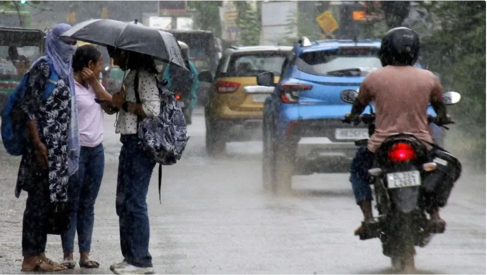 दिल्ली में झमाझम बारिश से बदला मौसम, अगले 48 घंटे के लिए येलो अलर्ट