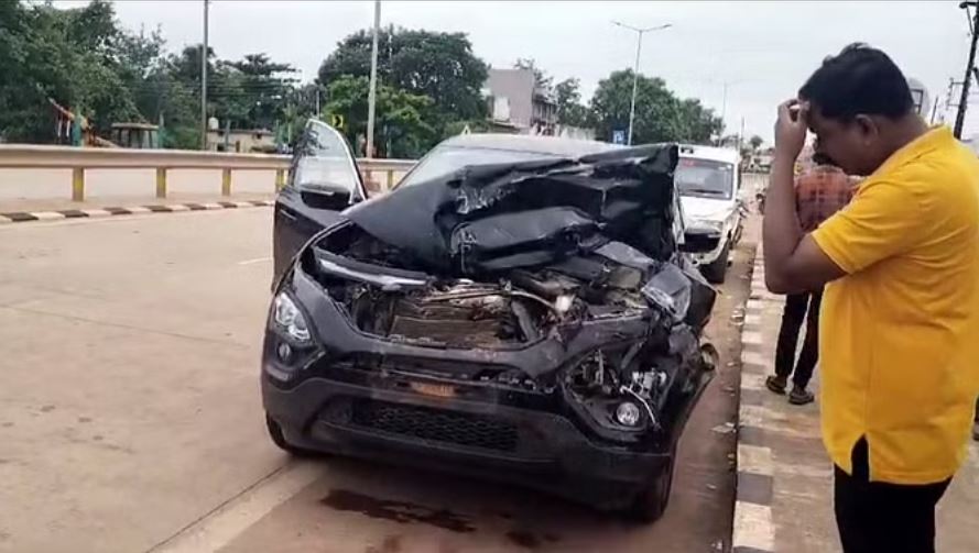 धमतरी: पिकअप को कार ने पीछे से मारी टक्कर, वाहन में सवार थे 30 लोग