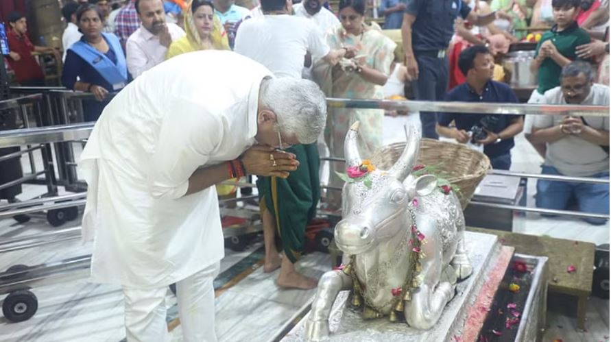 उज्जैन: परिवार सहित बाबा महाकाल के दरबार पहुंचे जोधपुर सांसद गजेंद्र सिंह शेखावत