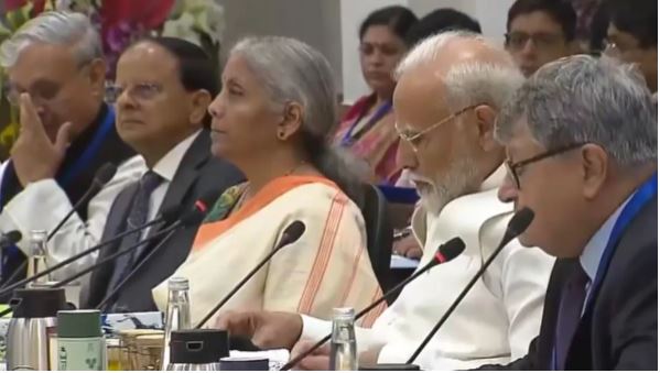 बजट पेश होने से पहले पीएम मोदी की अर्थशास्त्रियों और विशेषज्ञों के साथ बैठक