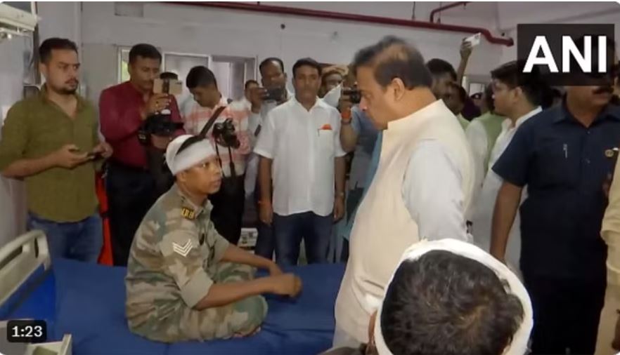 झारखंड: प्रदर्शन में घायल सहायक पुलिस कर्मियों से मिले असम सीएम