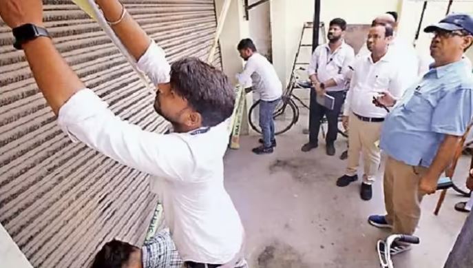 वाराणसी: बेसमेंट में कोचिंग पर कसा शिकंजा, चार संस्‍थान हुए सील