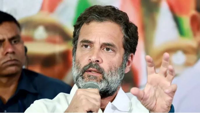राहुल गांधी अचानक पहुंचे नई दिल्ली रेलवे स्टेशन, लोको पायलट से की मुलाकात