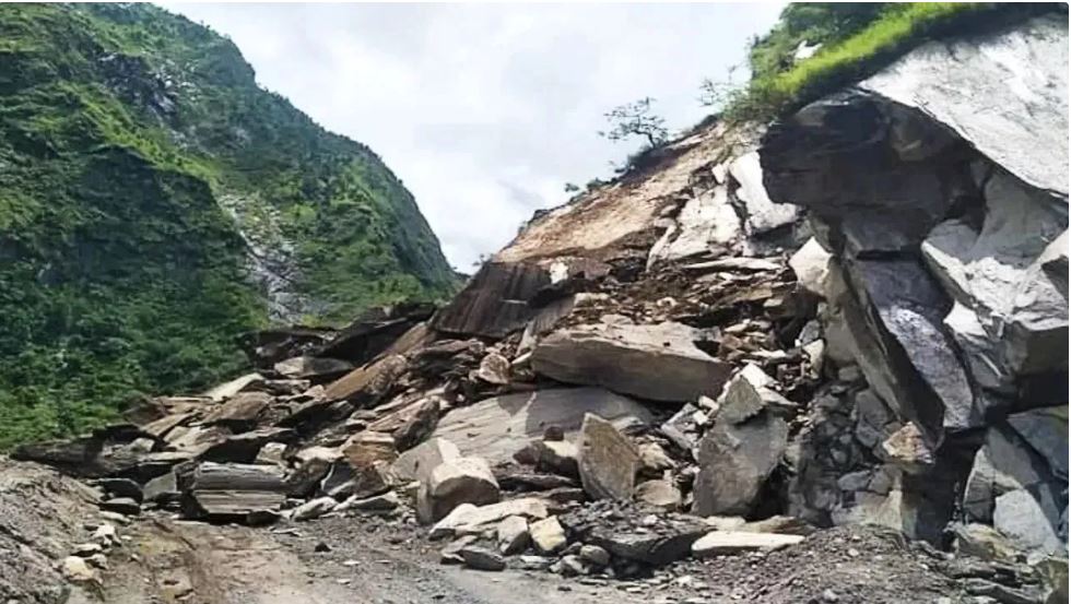 इंडोनेशिया: भूस्खलन से सोने की खदान में दबे कई लोग, 12 की मौत, 48 लापता