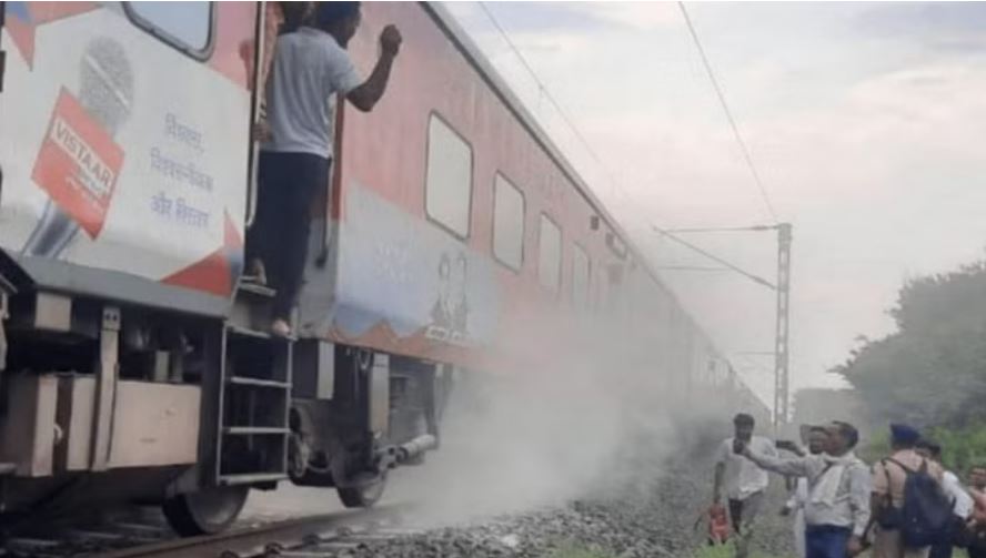 भोपाल में अमरकंटक एक्सप्रेस में लगी आग, लपटों से घिरे सरपट दौड़े ट्रेन के एसी कोच