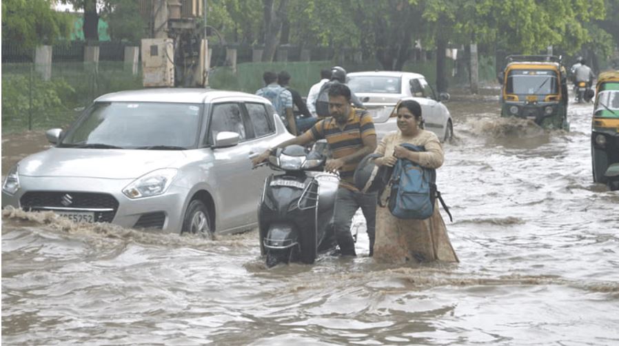 दिल्ली-एनसीआर में झमाझम बारिश, उमस से लोगों को राहत, कई जगहों पर भरा पानी