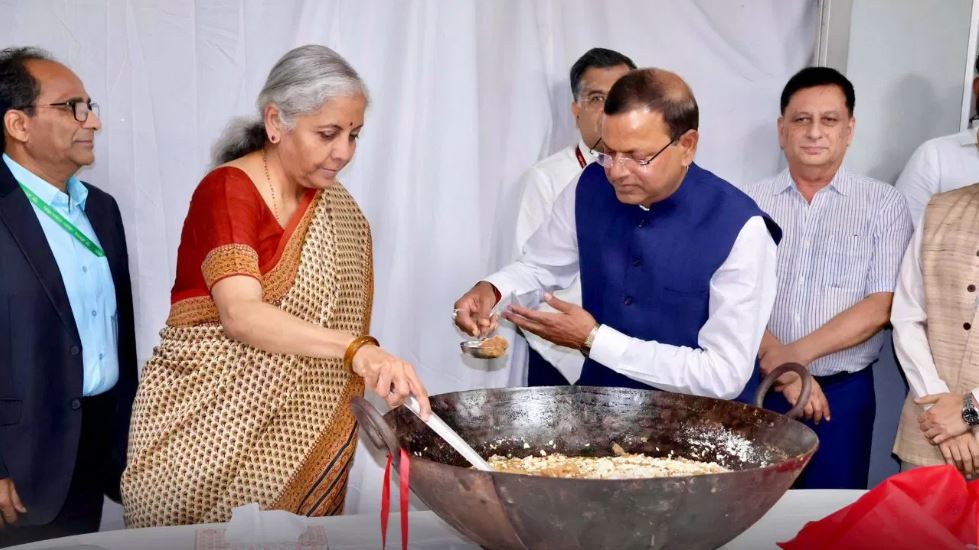 बजट: हलवा सेरेमनी के बाद ‘लॉक’ हुए वित्त मंत्रालय के अधिकारी