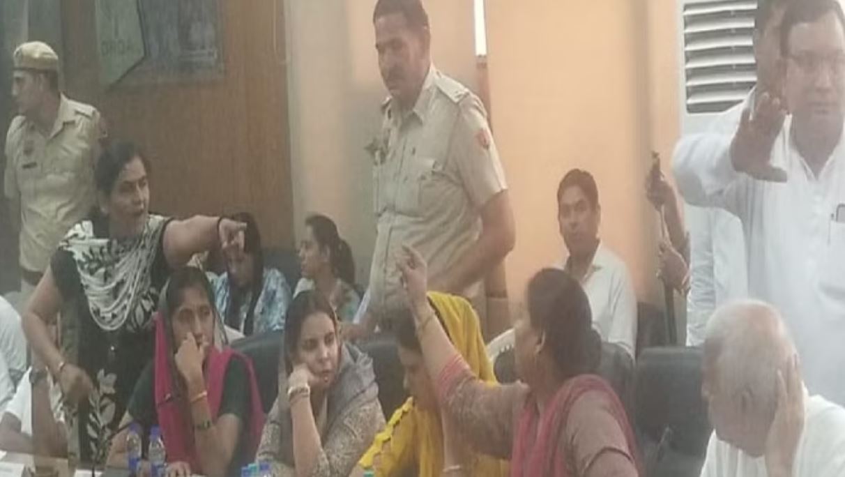 रोहतक जिला परिषद की बैठक में हंगामा: एक-दूसरे से भिड़े पार्षद