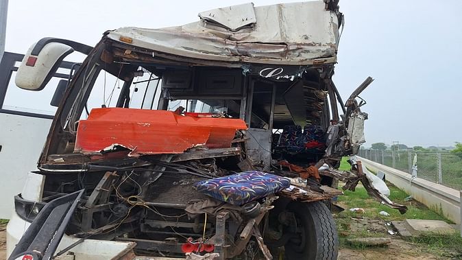हाथरस के सिकंदराराऊ में हादसा, बस-कैंटर की टक्कर में दो की मौत और 38 घायल