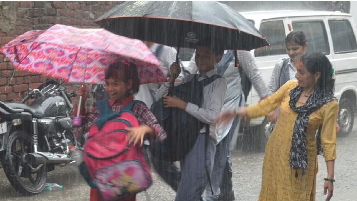 उत्तराखंड: आज भी भारी बारिश का रेड अलर्ट, आठ जिलों में 12वीं तक के स्कूल रहेंगे बंद