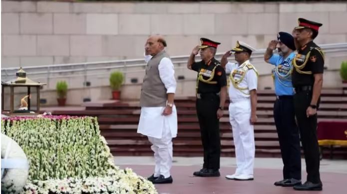 रक्षा मंत्री राजनाथ सिंह ने कारगिल युद्ध में विजय सुनिश्चित करने वाले सैनिकों को दी श्रद्धांजलि