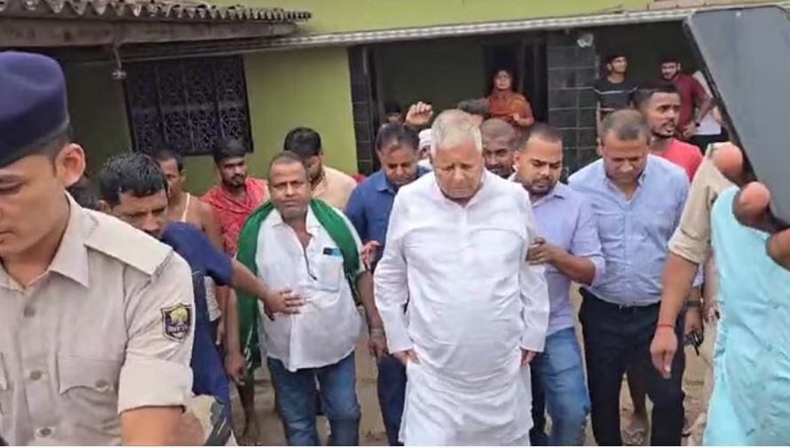 अचानक राघोपुर पहुंचे लालू, भारी बारिश के बीच समर्थकों से की मुलाकात