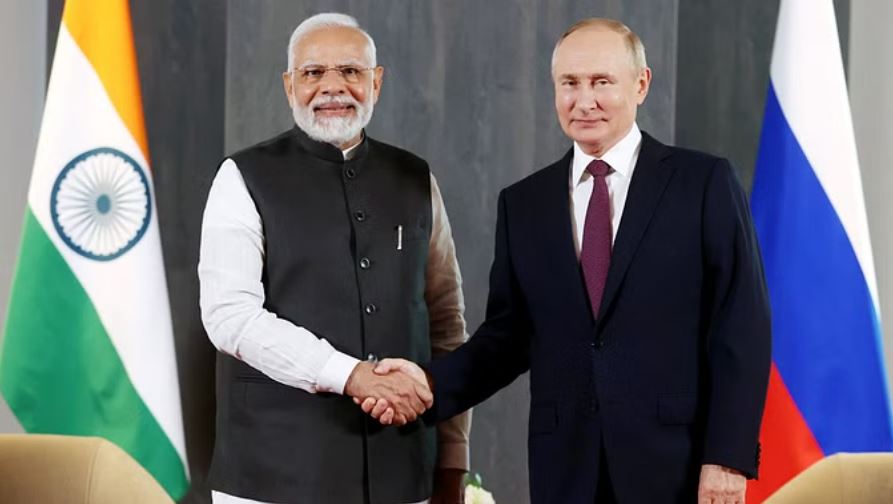 रूस दौरे पर रवाना हुए पीएम मोदी, बोले- दोस्त पुतिन के साथ सहयोग पर समीक्षा को तैयार