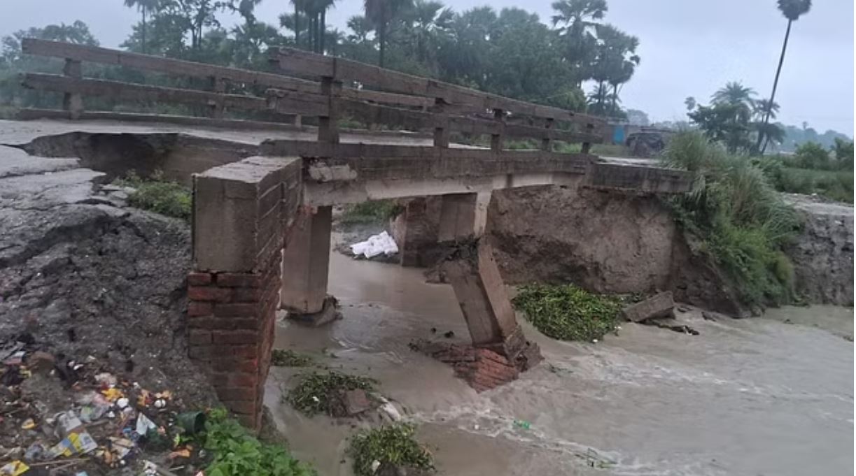 सारण में 24 घंटे के अंदर तीसरा पुल गिरा, तेज बहाव नहीं झेल पाया गंडक नदी पर बना ब्रिज