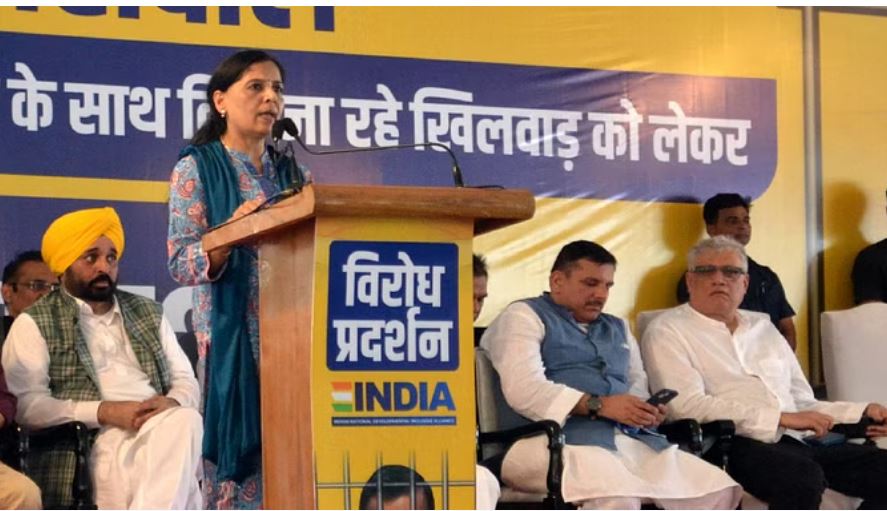ईडी ने अपने वकील के भाई की कोर्ट से स्टे लिया, केजरीवाल की पत्नी सुनीता का आरोप