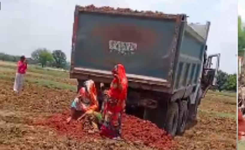 महिलाओं को दफनाने वाली तस्वीरें आईं सामने, विरोध करने बैठीं तभी उड़ेल दी मुरम