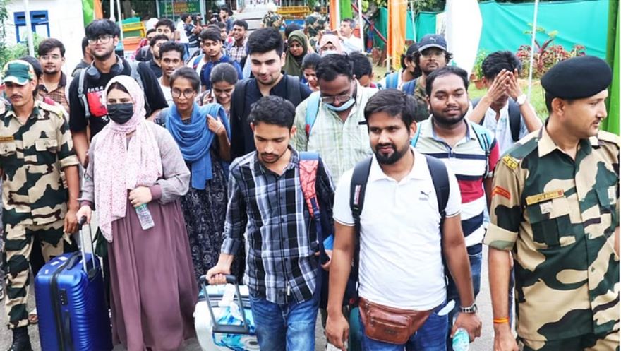 बांग्लादेश: 4500 से अधिक भारतीय बांग्लादेश से स्वदेश लौटे
