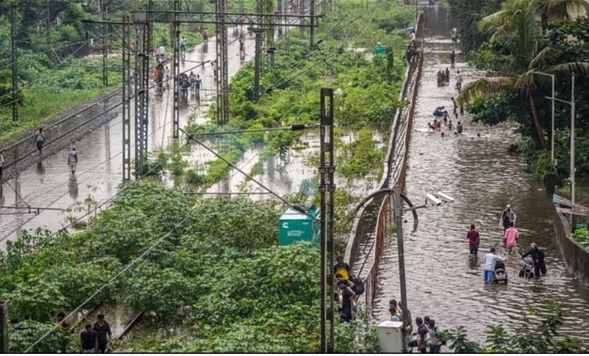 मुंबई में भारी बारिश के बीच 50 से ज्यादा उड़ानें रद्द या डायवर्ट, सड़कें भी डूबीं