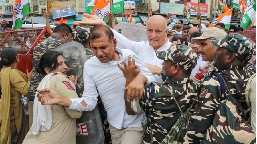 जम्मू में कांग्रेस का जोरदार प्रदर्शन, पुलिस से हुई धक्का-मुक्की, कई नेता हिरासत में