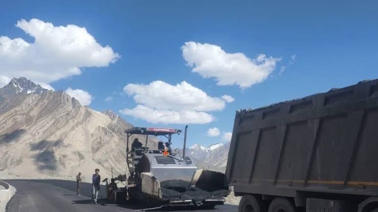 कारगिल में टाइगर हिल और पैंगोंग झील को जोड़ते हुए बन रही ऑल वेदर रोड