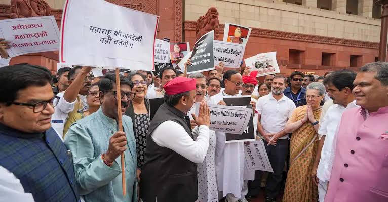 बजट को लेकर संसद में विपक्ष ने किया विरोध-प्रदर्शन