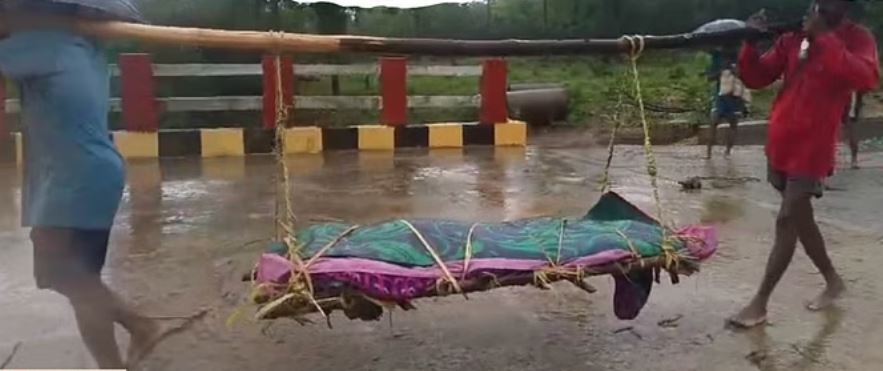 सुकमा: बारिश से जनजीवन अस्त-व्यस्त, शव को कंधे पर लादकर 20 किमी दूर गांव पहुंचे ग्रामीण