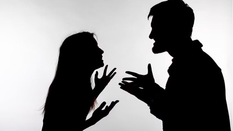 पुलिस के पास पहुंचा सैन्यकर्मी...बोला-साहब! मुझे बचा लो, मेरी पत्नी मुझे बहुत पीटती है