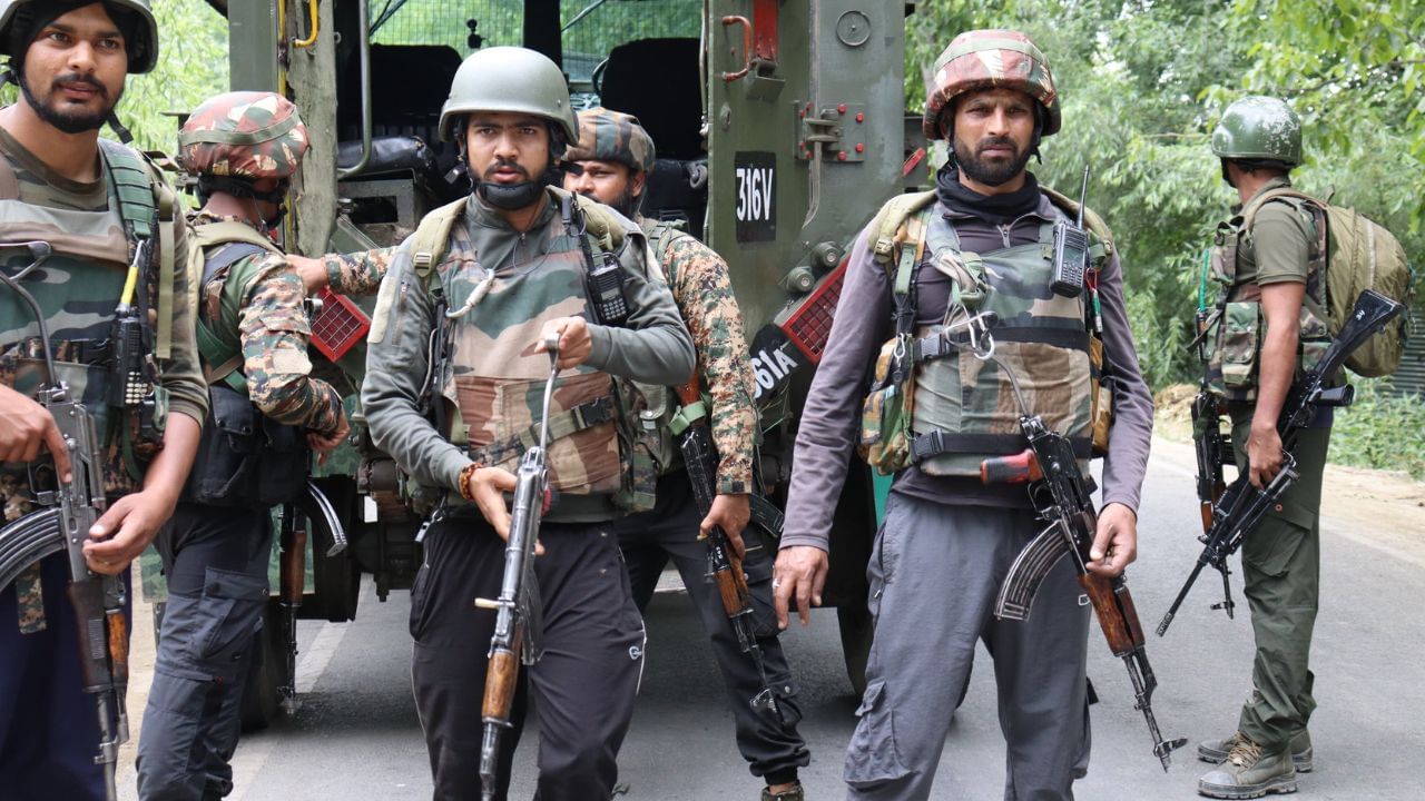 जम्मू-कश्मीर: कुलगाम में 2 जगहों पर मुठभेड़, 4 आतंकी ढेर, 1 जवान शहीद