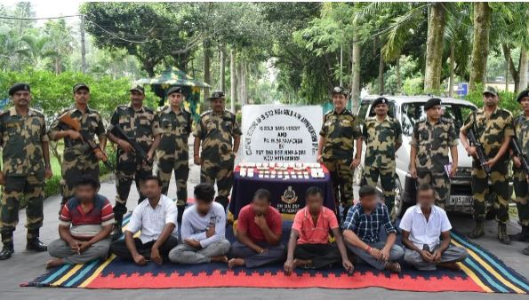 बांग्लादेश सीमा पर बीएसएफ ने 6.86 करोड़ के सोने के साथ सात तस्करों को दबोचा