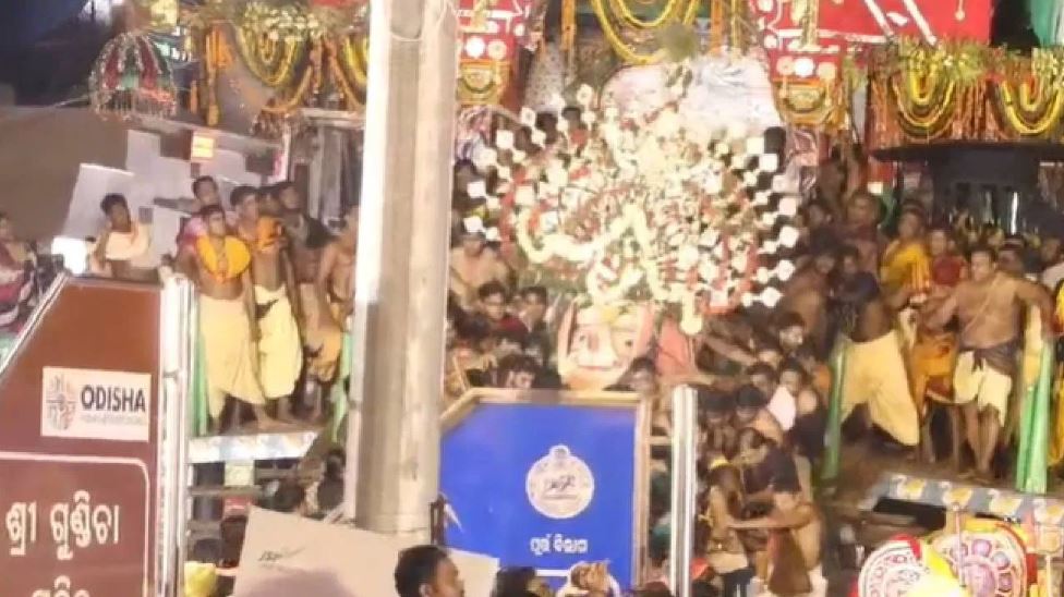 पुरी की जगन्नाथ यात्रा में बड़ा हादसा, रथ से गिरे भगवान बलभद्र; 8 घायल