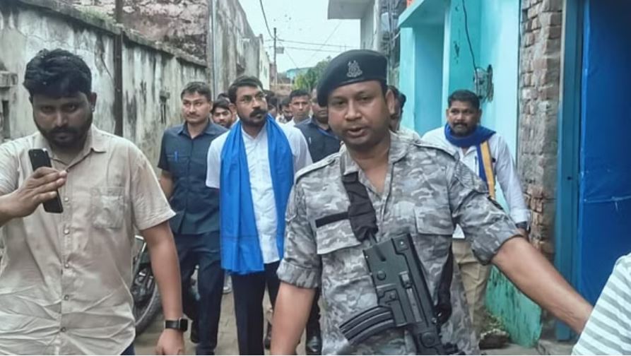 हरिद्वार: सामूहिक दुष्कर्म के बाद हत्या की गई किशोरी के परिजनों के घर पहुंचे चंद्रशेखर