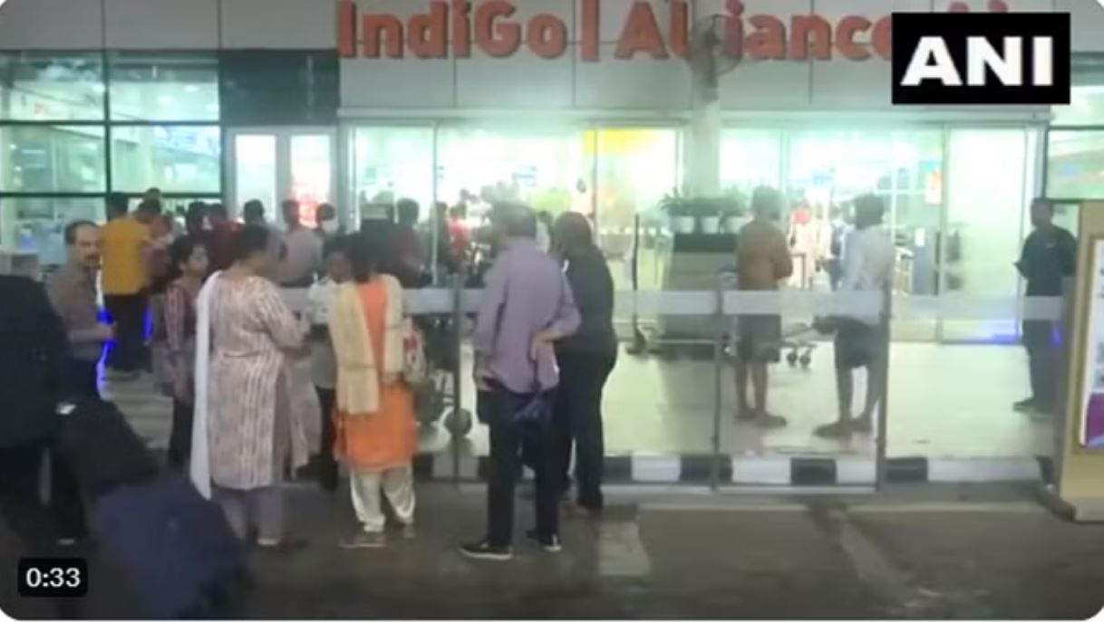 माइक्रोसॉफ्ट की तकनीकी समस्या से हवाईअड्डों पर अब भी लंबी कतारें