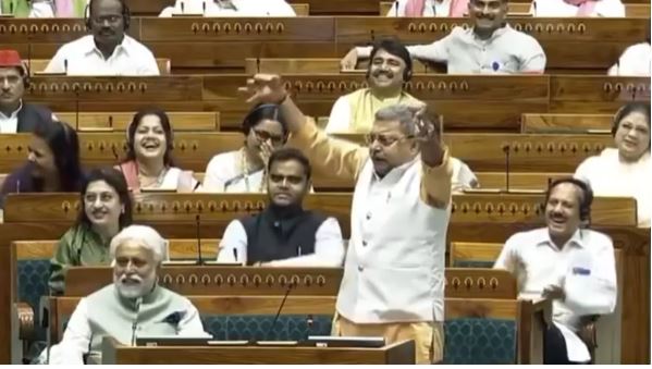 टीएमसी सांसद कल्याण बनर्जी ने ऐसा क्या किया कि हंस पड़ा पूरा सदन