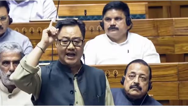 तख्तियां लहराईं, पर्चे फाड़े और हंगामा किया.. संसद में जाति पर घमासा
