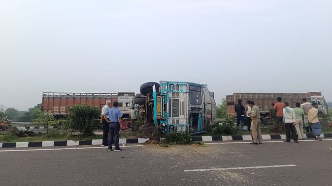 उन्नाव: एक्सप्रेसवे पर स्लीपर बस की टैंकर से भिड़ंत, 18 की मौत, 19 घायल