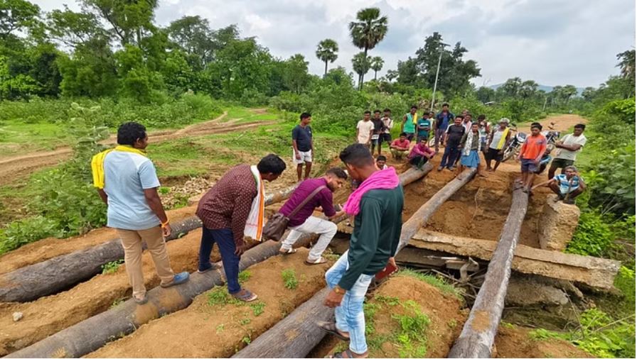 बीजापुर: प्रशासन ने नहीं सुनी तो ग्रामीणों ने खुद ही बना ली जुगाड़ की पुलिया