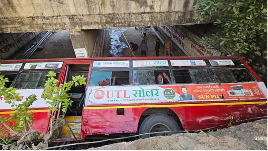 हरिद्वार: अनियंत्रित होकर पलटी रोडवेज बस, हाईवे की सुरक्षा दीवार तोड़ पार्किंग में गिरी