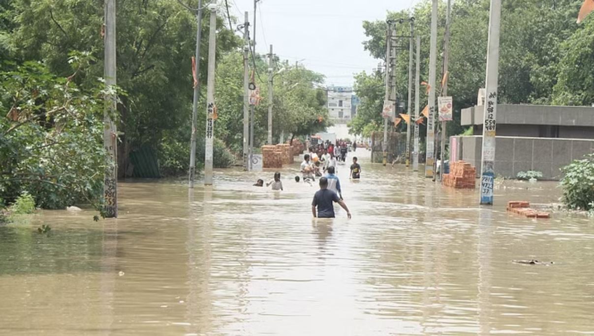 दिल्ली: बवाना में मुनक नहर टूटने से सड़कों, गलियों, घरों में कई फीट तक पानी