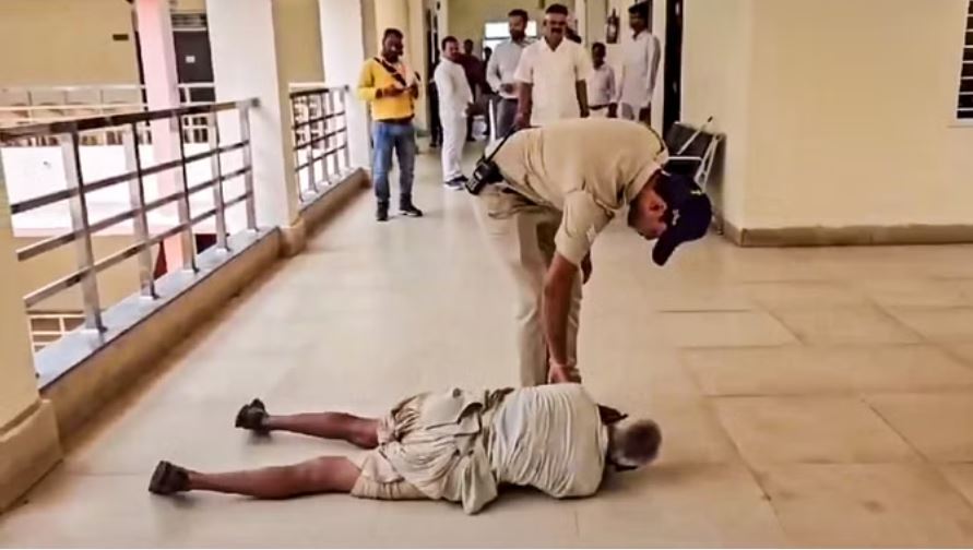 मंदसौर: सुनवाई नहीं होने पर लोट लगाकर कलेक्टर के पास पहुंचा किसान