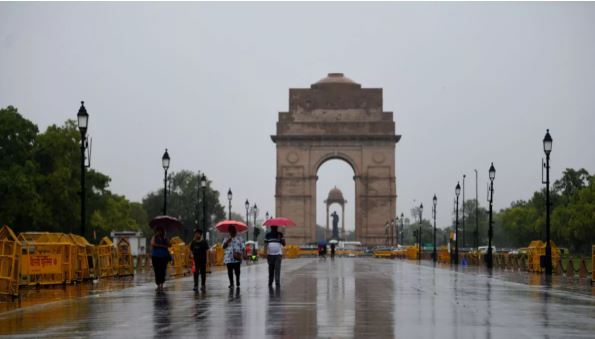 दिल्ली: पूरे दिन छाए रहे बादल, हल्की बारिश से उमस से मिली राहत