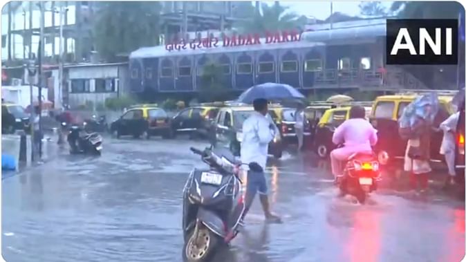 मुंबई में अलग-अलग जगहों पर छह घंटे के अंदर हुई 300 मिमी बारिश, सड़कों में भरा पानी