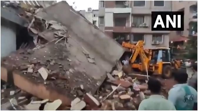 नवी मुंबई में तीन मंजिला इमारत ढही, कई लोगों के मलबे में दबे होने की आशंका