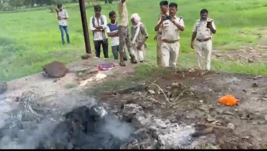 अधजली बेटी के शव को चिता से खींच लाए घरवाले, रूह कंपा देगी वजह