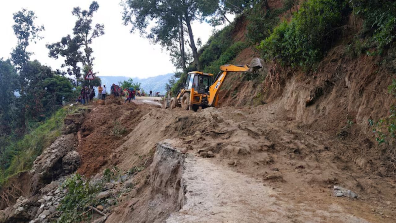 नेपाल में बड़ा हादसा, भूस्खलन से नदी में बहीं दो बसें, 60 यात्री डूबे